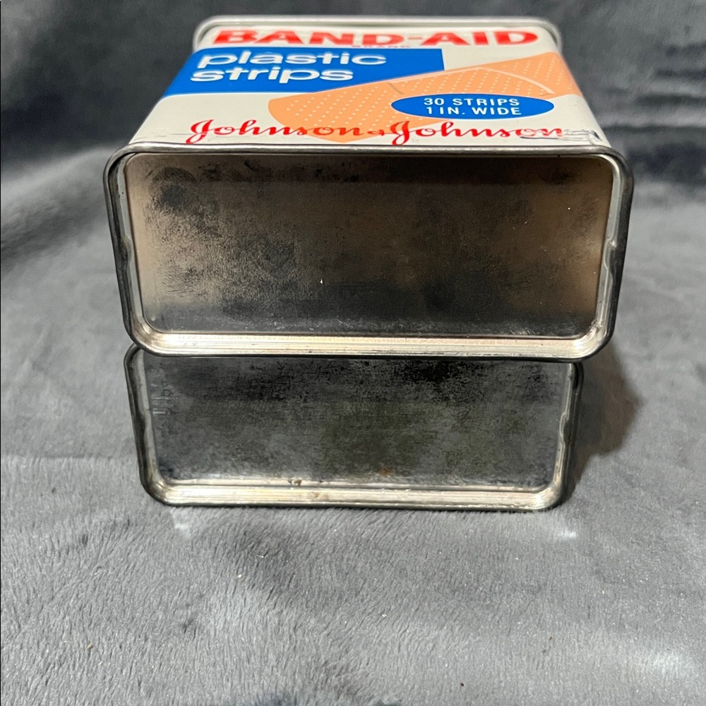 VINTAGE BAND-AID TINS LOT OF 2 decor - Picture 5 of 6